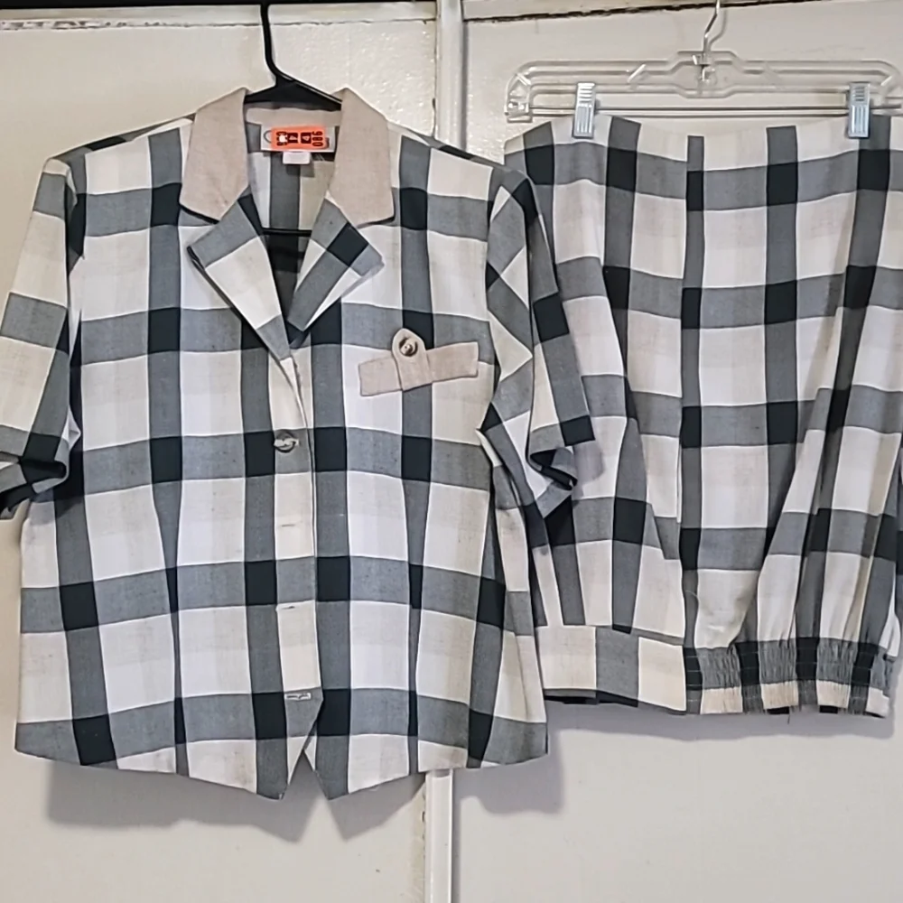 Short Set - Picture 1 of 1